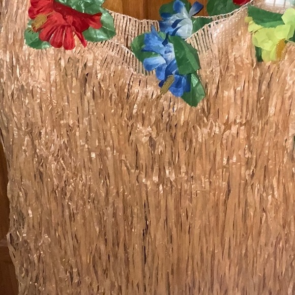 4/$20 Hawaïen table skirt - Picture 4 of 5